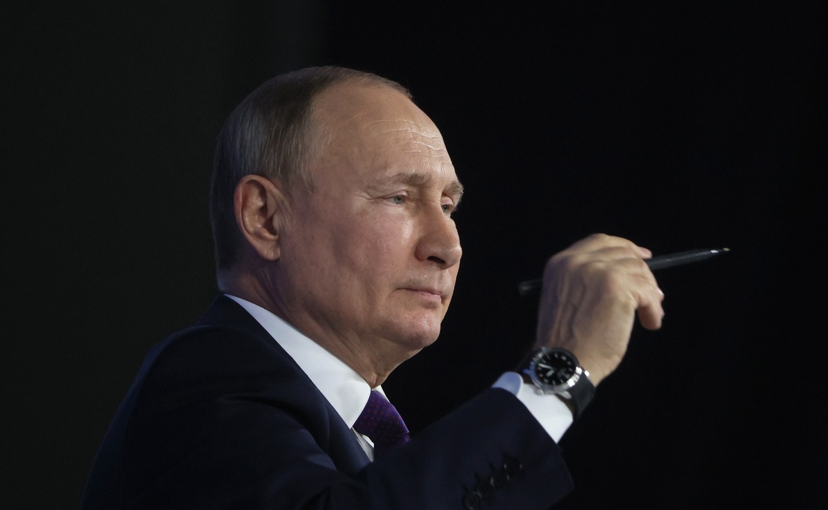 Путин поручил создать инфраструктуру на участках для многодетных семей